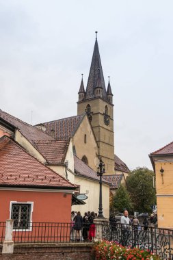 Küçük kare parçası ile Saint Mary Lutheran Katedrali Romanya Sibiu şehrinde clocktower yağmurlu bir gün içinde