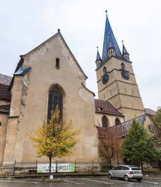 Küçük kare parçası ile Saint Mary Lutheran Katedrali Romanya Sibiu şehrinde clocktower yağmurlu bir gün içinde