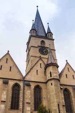 Yağmurlu bir günde parçasındaki Lutheran Katedrali Saint Mary. Sibiu şehir Romanya