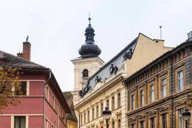 Küçük kare ve yağmurlu bir gün Konsey kulede Romanya Sibiu şehrinde parçası