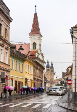 Yağmurlu bir günde Mitropoliei sokakta Romanya Sibiu şehrinde