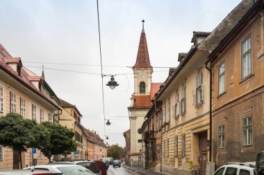 Yağmurlu bir günde Mitropoliei sokakta Romanya Sibiu şehrinde