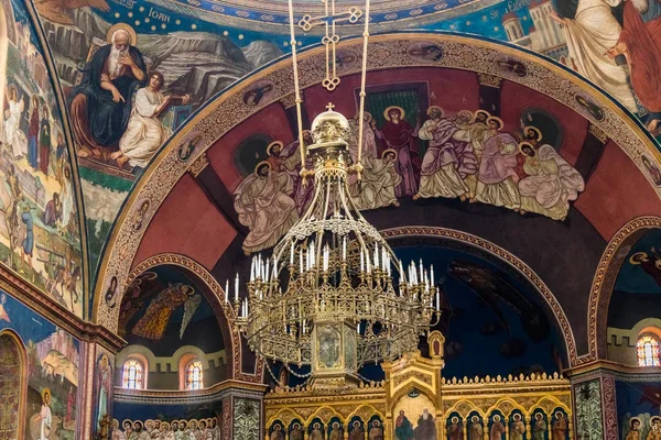 Araña decorativa en la Catedral de la Santísima Trinidad. Ciudad de Sibiu en Rumania — Foto de Stock