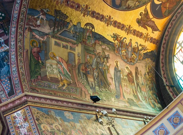 Gemälde an der Decke der Dreifaltigkeitskathedrale. Sibiu Stadt in Rumänien — Stockfoto