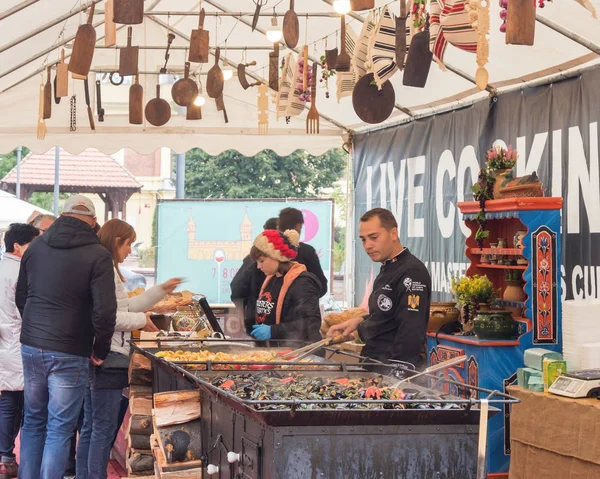 Pracovníci pouličního občerstvení kavárny sloužit zákazníkům v Sibiu město v Rumunsku — Stock fotografie