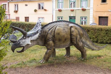 Yağmurlu bir günde Doğal Tarih Müzesinde bir dinozor figürü. Sibiu şehir Romanya