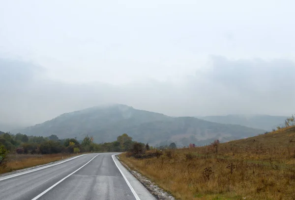 A estrada é uma manhã cedo e chuvosa. Transilvânia, Roménia — Fotografia de Stock