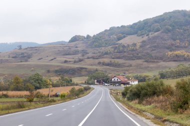 Yolun bir erken, yağmurlu sabah oldu. Transilvanya, Romanya