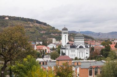 Holy Trinity Kilisesi ve Romanya'da Sighisoara şehir kale duvarları şatoda eski şehirden görünümü