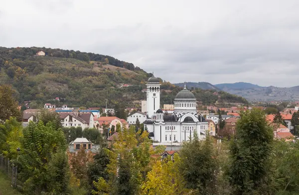 Vista de la iglesia de la Santísima Trinidad y la ciudad vieja desde el castillo de las murallas de la fortaleza en la ciudad de Sighisoara en Rumania —  Fotos de Stock