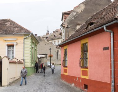 Manastır kalenin eski şehrin sokak. Romanya'da Sighisoara şehir