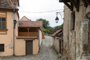 Kalenin eski şehrin sakin sokakta. Romanya'da Sighisoara şehir