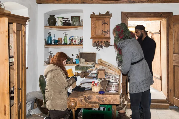 La commessa serve i clienti nel negozio di souvenir nella città vecchia di Sighisoara in Romania — Foto Stock