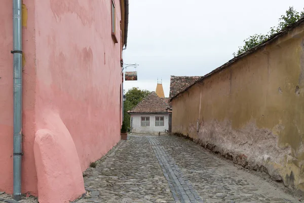 Calle Escuela en el castillo de la ciudad vieja. Ciudad de Sighisoara en Roma — Foto de Stock