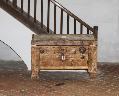 Göğüs (St. Nicholas) anlaşmanın kilisede merdiven yakınındaki eski City kalede duruyor. Romanya'da Sighisoara şehir