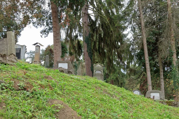 Un antiguo cementerio ubicado en el castillo en la Ciudad Vieja. Ciudad de Sighisoara en Rumania — Foto de Stock