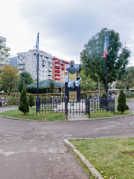 Monumento a Yitzhak Rabin - Primer Ministro del Estado de Israel - establecido con dos banderas, Israel y Rumania, en el parque de Brasov en Rumania — Foto de Stock