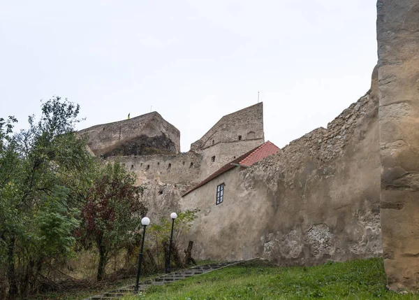 Fragment muru twierdzy Rupea Cytadeli zbudowany w XIV wieku na drodze między Sighisoara i Braszowie w Rumunii — Zdjęcie stockowe