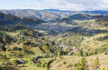 Şehrin Bran Romanya çok uzak olmayan Karpat Dağları'nın eteklerinde köyleri ile vadinin görünümü