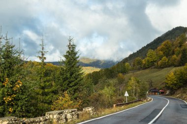Yolun bir erken, yağmurlu sabah oldu. Transilvanya, Romanya