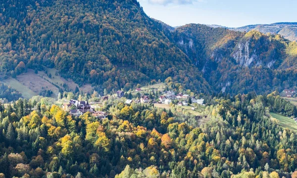 Vista del valle con el pueblo a los pies de las montañas Cárpatos no muy lejos de la ciudad de Bran en Rumania — Foto de Stock