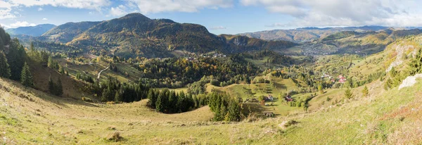 Panorama del valle con los pueblos al pie de las montañas Cárpatos no muy lejos de la ciudad de Bran en Rumania —  Fotos de Stock