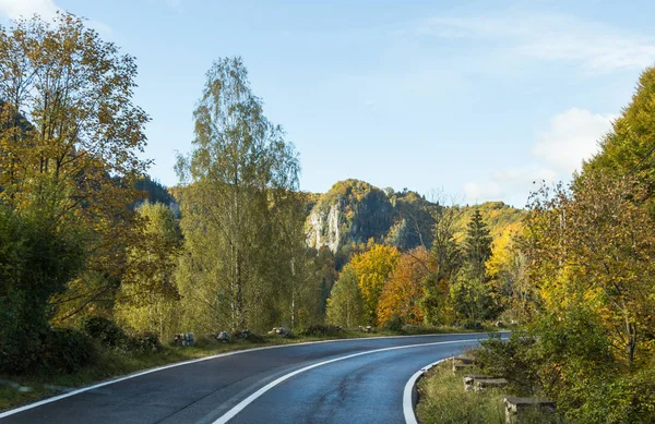 A estrada que passa ao pé das montanhas dos Cárpatos perto da cidade de Bran, na Roménia — Fotografia de Stock
