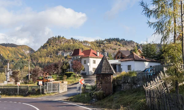 Drogi przechodzącej przez gospodarstwo u podnóża Karpat, w pobliżu miasta Bran w Rumunii — Zdjęcie stockowe