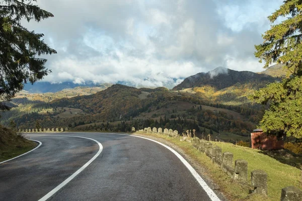 A estrada é uma manhã cedo e chuvosa. Transilvânia, Roménia — Fotografia de Stock