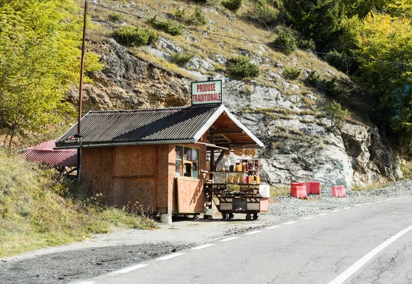 Stoisko drogowej z żywnością w pobliżu drogi biegnącej u podnóża Karpat, w pobliżu miasta Bran w Rumunii — Zdjęcie stockowe