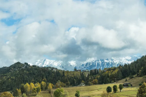 Låga moln svävade över dalen och snöklädda Karpaterna i Rumänien — Stockfoto