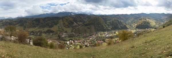 Panorama del valle con los pueblos al pie de las montañas Cárpatos no muy lejos de la ciudad de Bran en Rumania —  Fotos de Stock