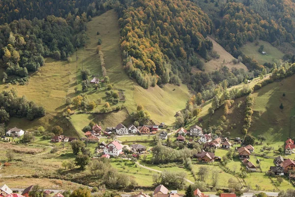 Vista del valle con los pueblos al pie de las montañas Cárpatos no muy lejos de la ciudad de Bran en Rumania —  Fotos de Stock