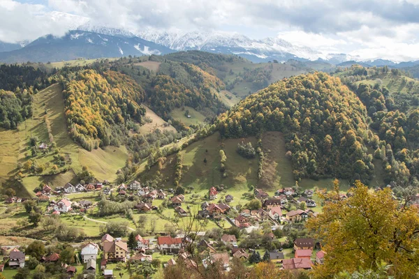 Vista del valle con los pueblos al pie de las montañas Cárpatos no muy lejos de la ciudad de Bran en Rumania — Foto de Stock