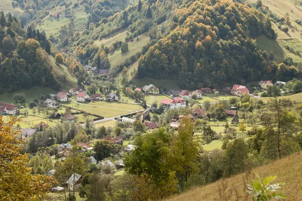 Utsikt över dalen med byarna vid foten av Karpaterna inte långt från staden av kli i Rumänien — Stockfoto