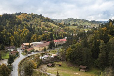 Kule Bran Kalesi: Romanya eski kepek kentinin görünümü