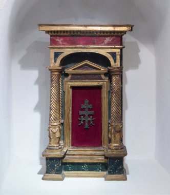 Dekoratif ayakta Bran Şatosu Romanya'da kepek şehirde dua odasında bir niş içinde çapraz