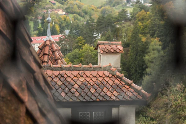 Fragmento del Castillo de Bran. Vista a través de la escapatoria de la rejilla en la ventana de la torre de vigilancia del castillo de Bran Castillo. Ciudad de Bran en Rumania — Foto de Stock