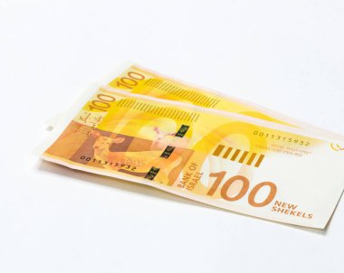 Yeni bir iki banknot ile şair Lea Goldberg beyaz bir arka plan üzerinde izole 100 İsrail servet değerinde bir portresi
