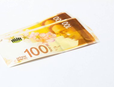 Yeni bir iki banknot ile şair Lea Goldberg beyaz bir arka plan üzerinde izole 100 İsrail servet değerinde bir portresi