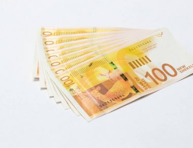 Yeni bir türü birkaç banknot ile şair Lea Goldberg beyaz bir arka plan üzerinde izole 100 İsrail servet değerinde bir portresi