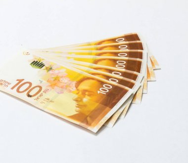 Yeni bir türü birkaç banknot ile şair Lea Goldberg beyaz bir arka plan üzerinde izole 100 İsrail servet değerinde bir portresi
