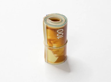 İsrail Yeni Şekeli (NIS) para notlar bir demet yerleştirilmiştir ve beyaz bir arka plan üzerinde izole basit bir lastik bant ile birlikte düzenlenen.