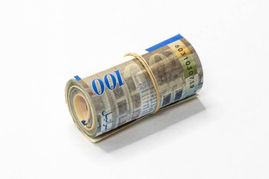 İsrail Yeni Şekeli (NIS) para notlar bir demet yerleştirilmiştir ve beyaz bir arka plan üzerinde izole basit bir lastik bant ile birlikte düzenlenen.