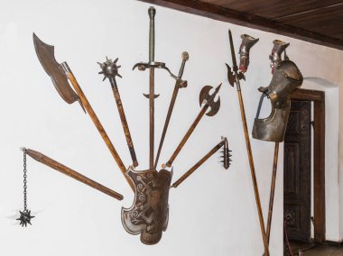 Bran Şatosu silah odasında duvara asılı silah. Kepek şehir Romanya