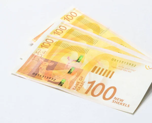 Three banknotes of a new type with a portrait of poet Lea Goldberg worth 100 Israeli shekels isolated on a white background — Stock Photo, Image