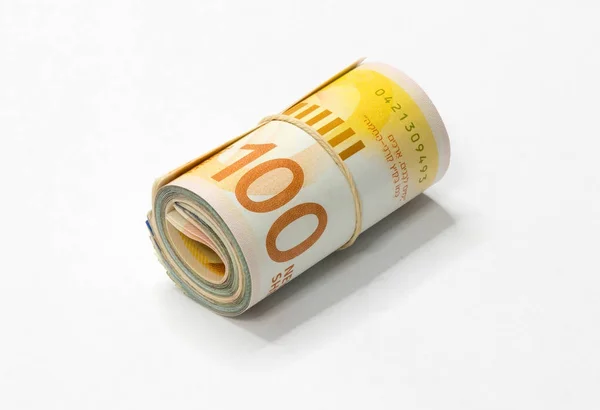 イスラエル ・ シュケル (Nis) お金紙幣の束をロールバックし、白い背景で隔離のシンプルなゴムバンド留め. — ストック写真