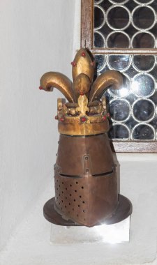 Güneşlik ayakta Bran Şatosu silah odasında penceresinde bir niş içinde Kraliyet kask. Kepek şehir Romanya