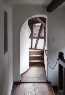 Bran Şatosu çatıya giden koridor. Kepek şehir Romanya