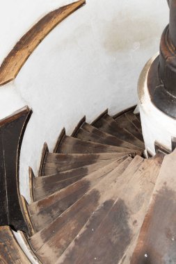 Ahşap merdiven lideri Bran Kalesi içinde aşağıya doğru çatıdan canı cehenneme. Kepek şehir Romanya